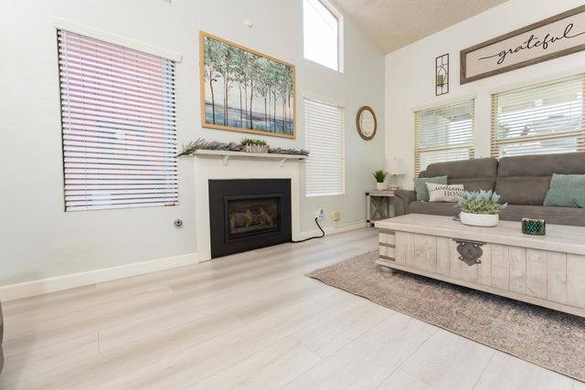 1034 E Oakridge Avenue, Visalia, CA 93292