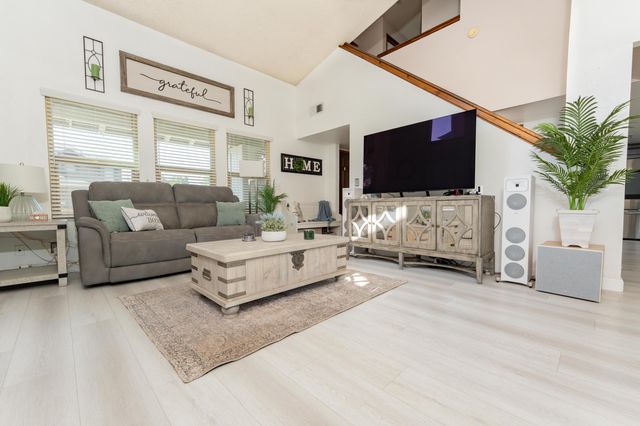 1034 E Oakridge Avenue, Visalia, CA 93292