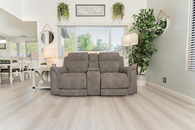 1034 E Oakridge Avenue, Visalia, CA 93292