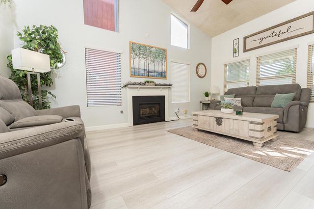 1034 E Oakridge Avenue, Visalia, CA 93292