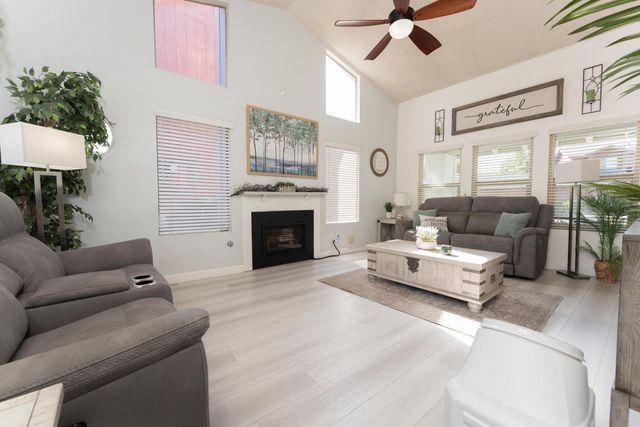 1034 E Oakridge Avenue, Visalia, CA 93292