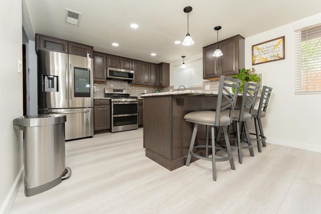 1034 E Oakridge Avenue, Visalia, CA 93292