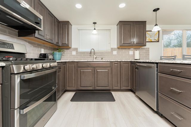 1034 E Oakridge Avenue, Visalia, CA 93292