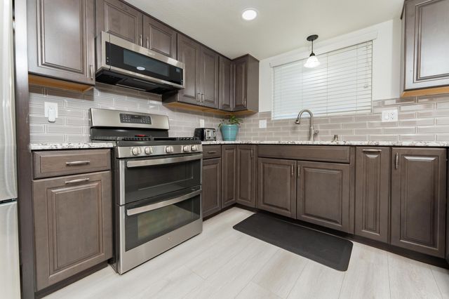 1034 E Oakridge Avenue, Visalia, CA 93292