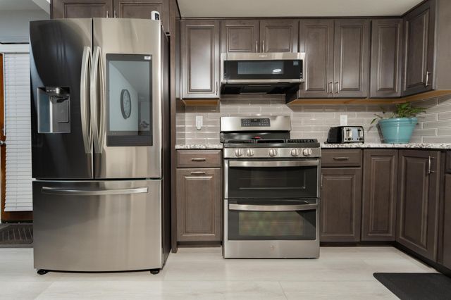 1034 E Oakridge Avenue, Visalia, CA 93292