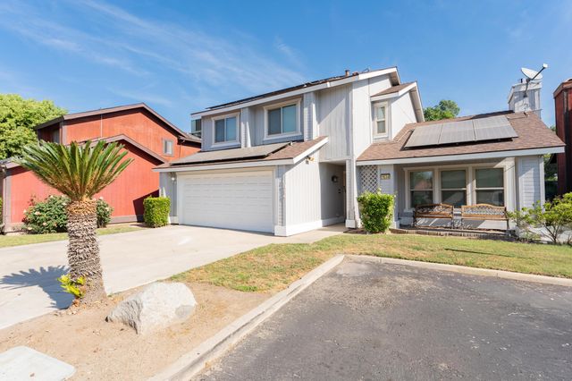 1034 E Oakridge Avenue, Visalia, CA 93292
