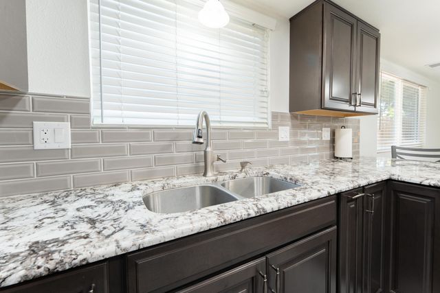 1034 E Oakridge Avenue, Visalia, CA 93292