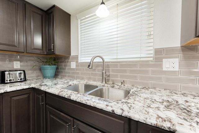 1034 E Oakridge Avenue, Visalia, CA 93292