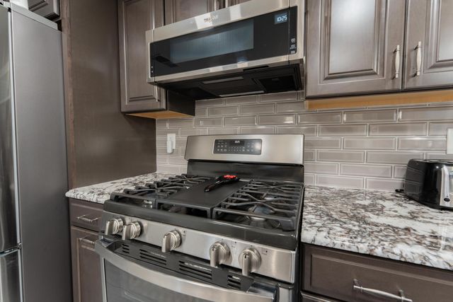 1034 E Oakridge Avenue, Visalia, CA 93292