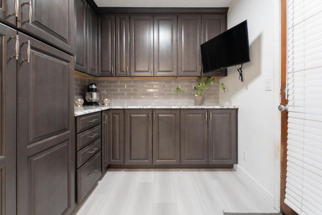 1034 E Oakridge Avenue, Visalia, CA 93292