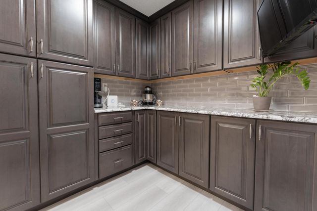 1034 E Oakridge Avenue, Visalia, CA 93292