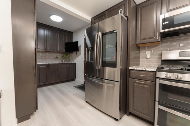 1034 E Oakridge Avenue, Visalia, CA 93292