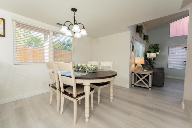 1034 E Oakridge Avenue, Visalia, CA 93292