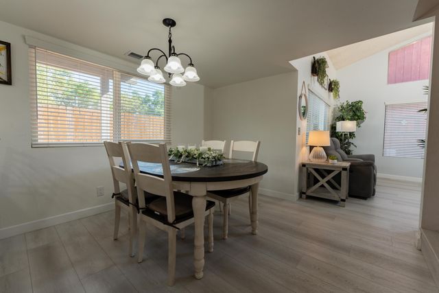 1034 E Oakridge Avenue, Visalia, CA 93292