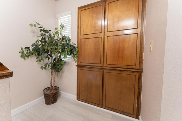 1034 E Oakridge Avenue, Visalia, CA 93292