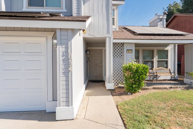 1034 E Oakridge Avenue, Visalia, CA 93292