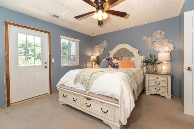 1034 E Oakridge Avenue, Visalia, CA 93292