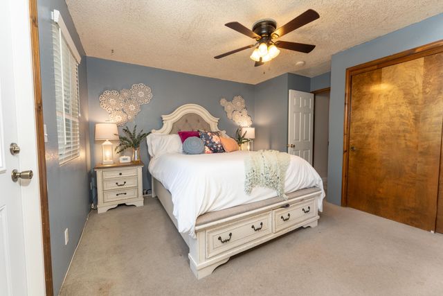 1034 E Oakridge Avenue, Visalia, CA 93292