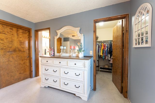 1034 E Oakridge Avenue, Visalia, CA 93292