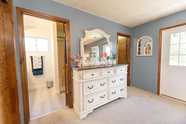 1034 E Oakridge Avenue, Visalia, CA 93292