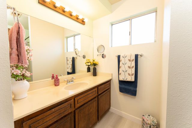 1034 E Oakridge Avenue, Visalia, CA 93292