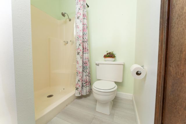 1034 E Oakridge Avenue, Visalia, CA 93292