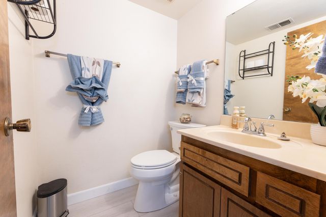 1034 E Oakridge Avenue, Visalia, CA 93292