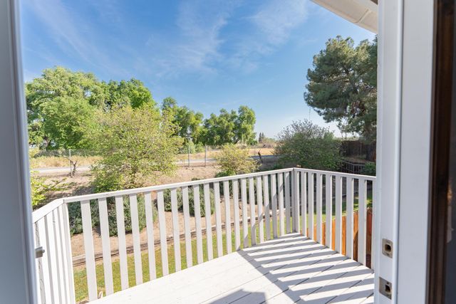 1034 E Oakridge Avenue, Visalia, CA 93292