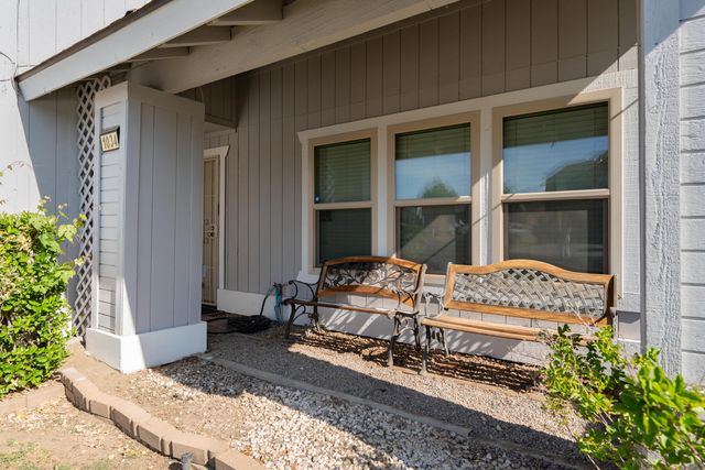 1034 E Oakridge Avenue, Visalia, CA 93292