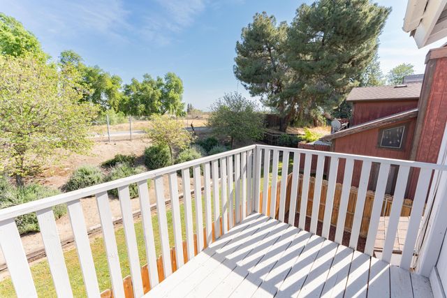 1034 E Oakridge Avenue, Visalia, CA 93292