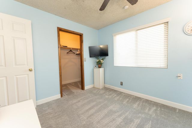 1034 E Oakridge Avenue, Visalia, CA 93292