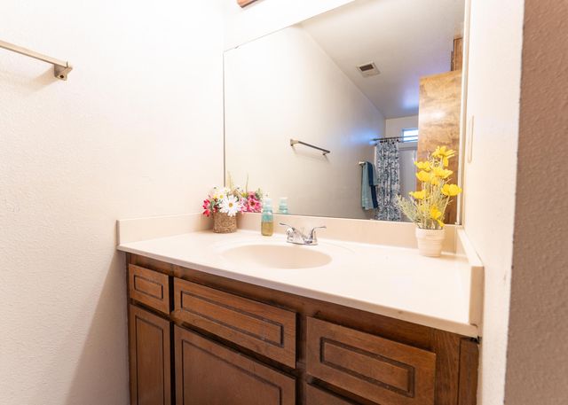 1034 E Oakridge Avenue, Visalia, CA 93292