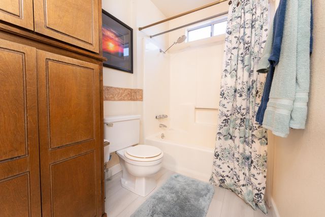 1034 E Oakridge Avenue, Visalia, CA 93292