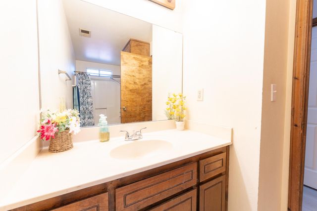 1034 E Oakridge Avenue, Visalia, CA 93292