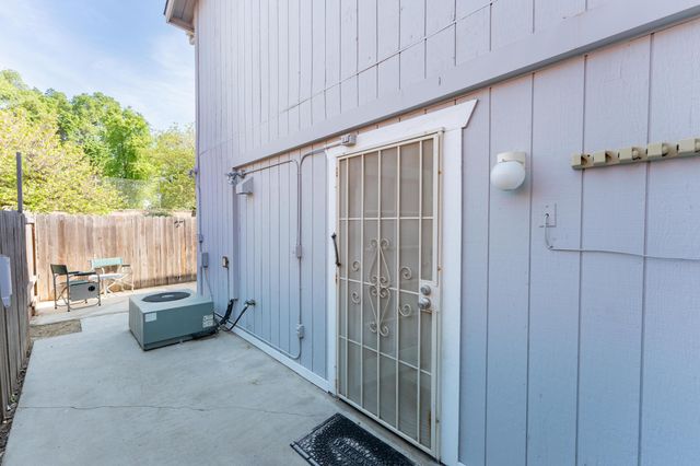 1034 E Oakridge Avenue, Visalia, CA 93292