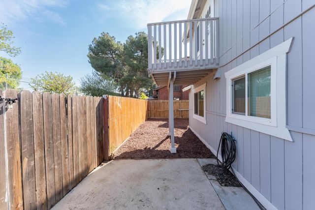 1034 E Oakridge Avenue, Visalia, CA 93292