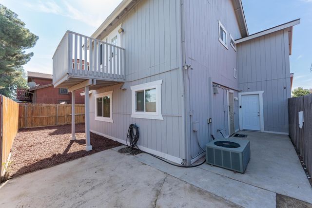 1034 E Oakridge Avenue, Visalia, CA 93292