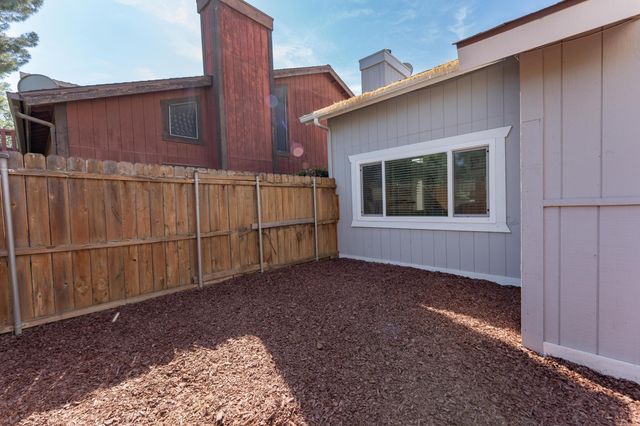 1034 E Oakridge Avenue, Visalia, CA 93292