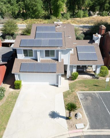 1034 E Oakridge Avenue, Visalia, CA 93292