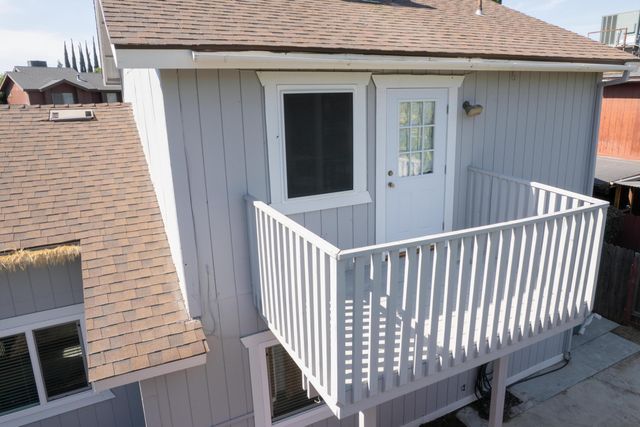 1034 E Oakridge Avenue, Visalia, CA 93292