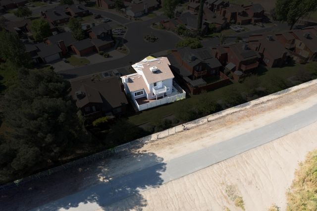 1034 E Oakridge Avenue, Visalia, CA 93292