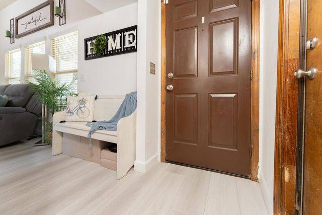 1034 E Oakridge Avenue, Visalia, CA 93292