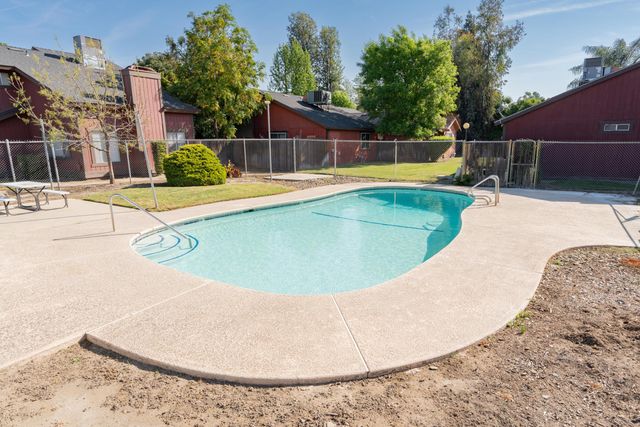 1034 E Oakridge Avenue, Visalia, CA 93292