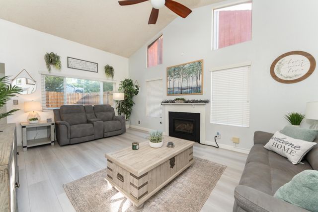 1034 E Oakridge Avenue, Visalia, CA 93292