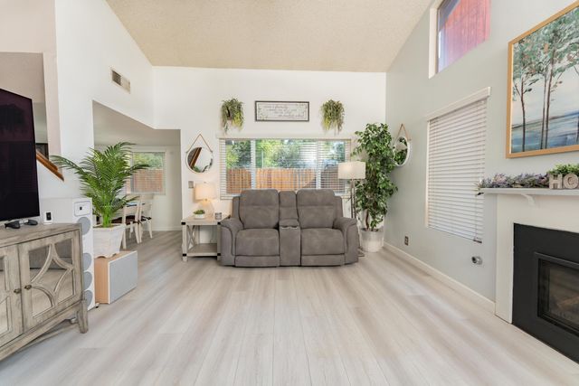 1034 E Oakridge Avenue, Visalia, CA 93292