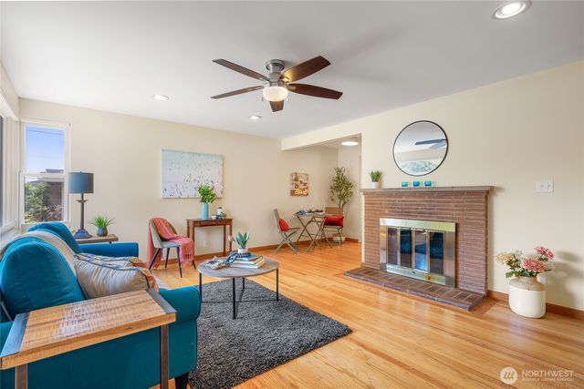 7025 25th Avenue NE, Seattle, WA 98115