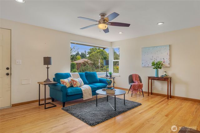 7025 25th Avenue NE, Seattle, WA 98115