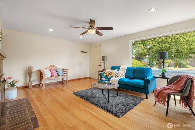 7025 25th Avenue NE, Seattle, WA 98115