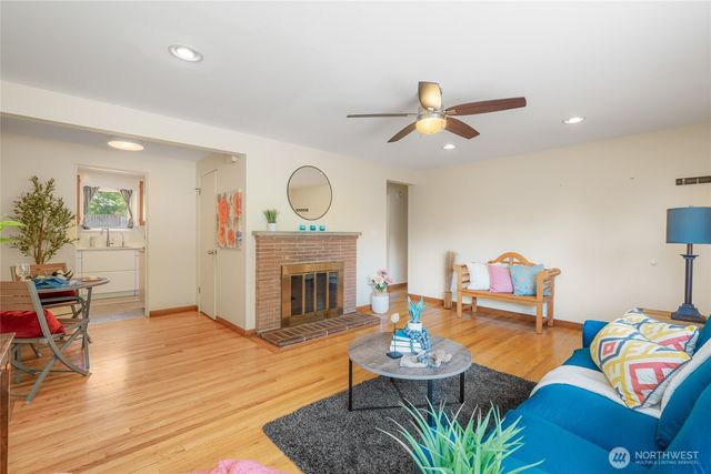 7025 25th Avenue NE, Seattle, WA 98115