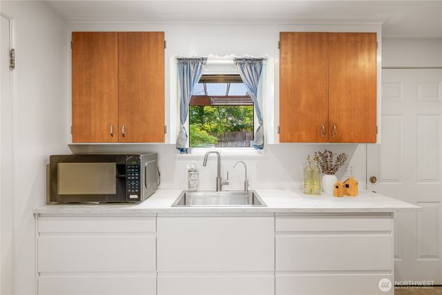 7025 25th Avenue NE, Seattle, WA 98115